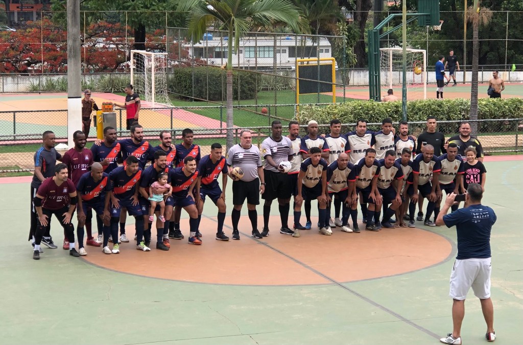 #ParaTodosVerem: Foto das equipes finalistas do futsal masculino lado a lado antes do jogo começar.