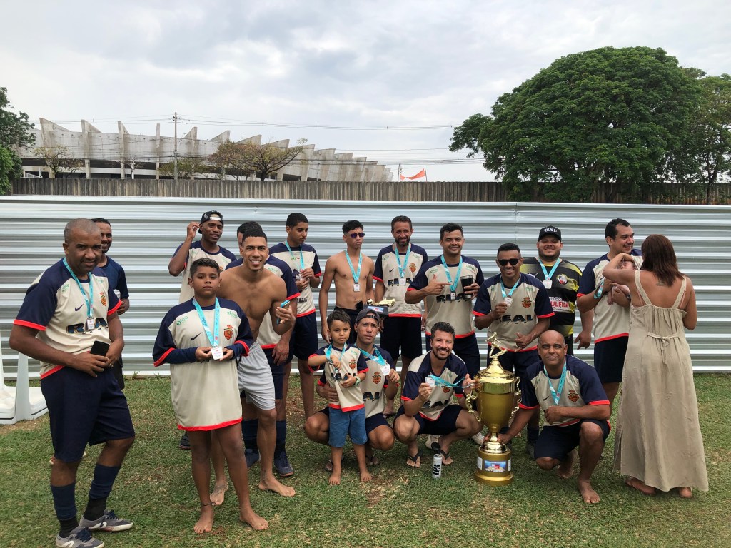 #ParaTodosVerem: Grupo de homens posando lado a lado para uma foto com seus troféus e medalhas do torneio de futsal dos servidores.