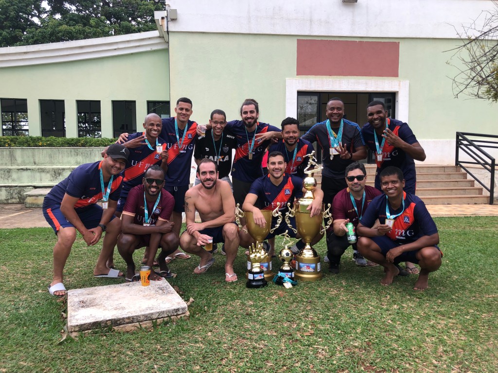 #ParaTodosVerem: Time de Futsal masculino campeão lado a lado posando para a foto com seus troféus