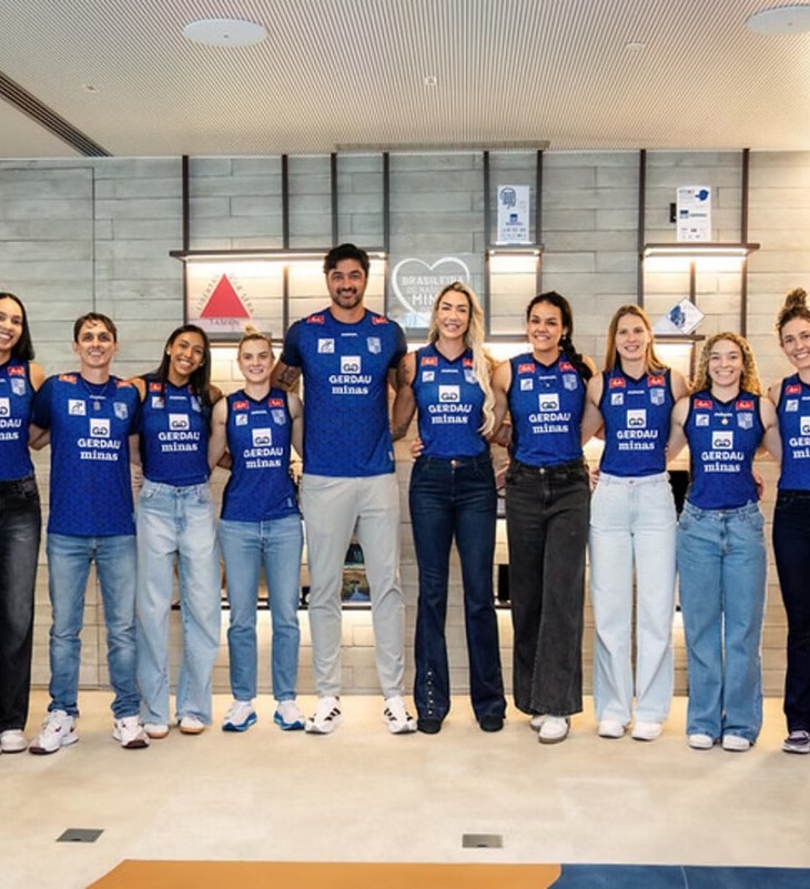Técnico Leandro Vissotto e parte do elenco do Minas para a temporada 2026/2027. Foto: Hedegard Moraes/MTC