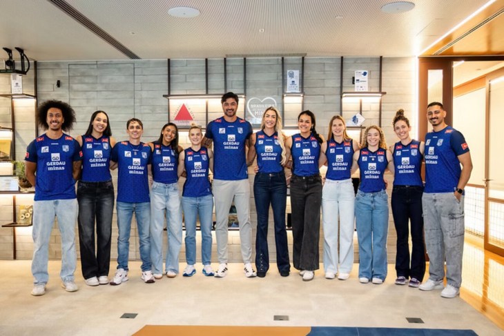 Técnico Leandro Vissotto e parte do elenco do Minas para a temporada 2026/2027. Foto: Hedegard Moraes/MTC