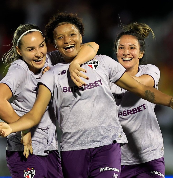 Jogadoras do São Paulo comemoram gol que sacramentou a classificação para a final do Brasileirão