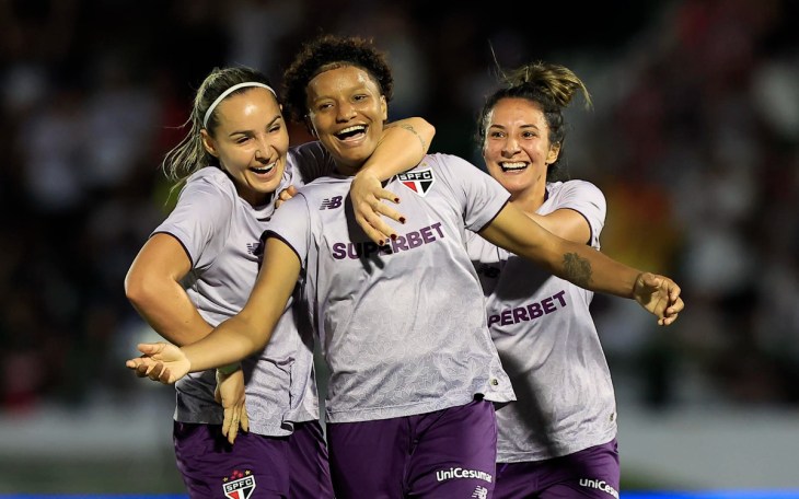 Jogadoras do São Paulo comemoram gol que sacramentou a classificação para a final do Brasileirão