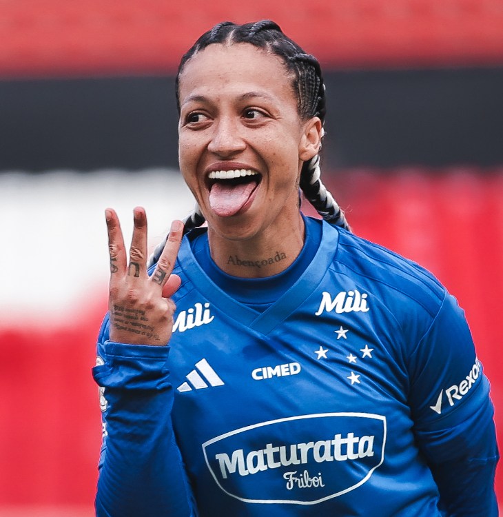 Byanca Brasil, jogadora do Cruzeiro, omemora terceiro gol na partida com a língua para fora e três dedos da mão levantados