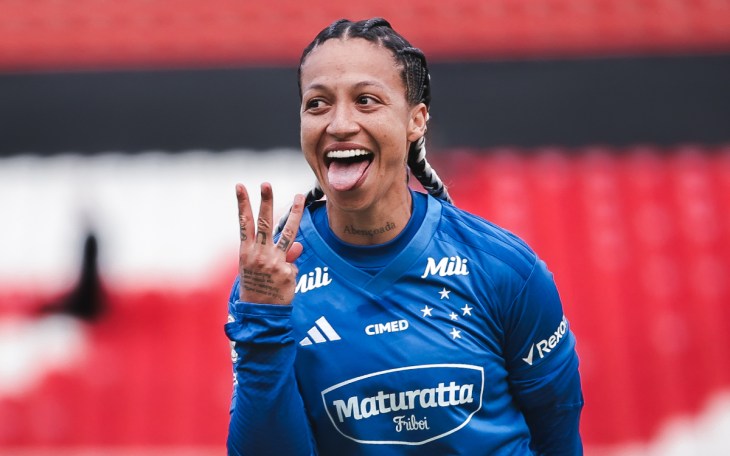 Byanca Brasil, jogadora do Cruzeiro, omemora terceiro gol na partida com a língua para fora e três dedos da mão levantados